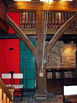 🏛️ 나무 기둥 집 (하우스바움하우스)